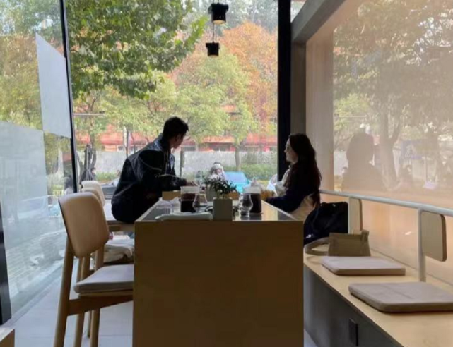 杜江夫妇喝下午茶被偶遇，霍思燕又胖了，双下巴愈发抢镜