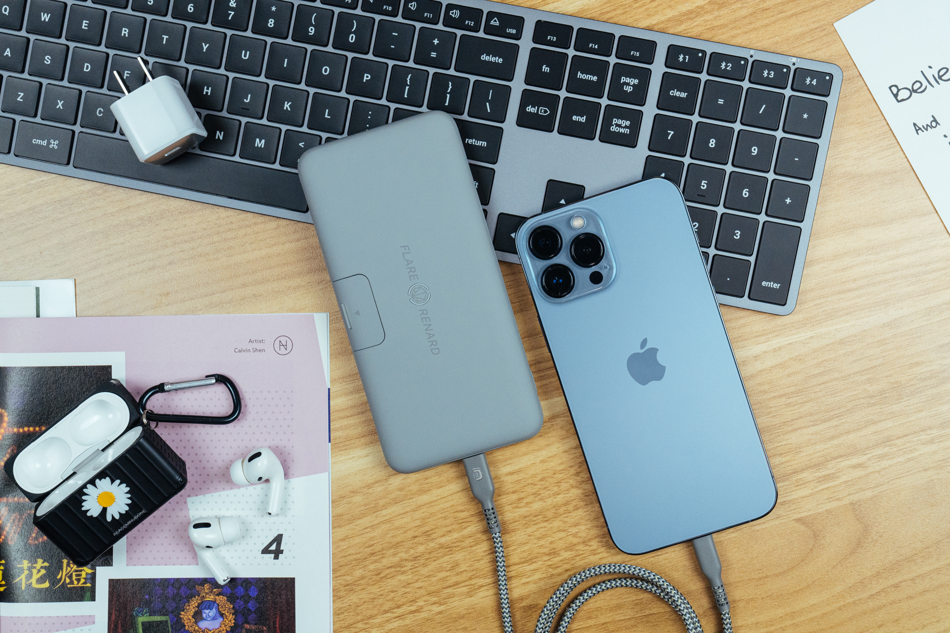 入手iPhone 13后，出行绝不能少了多功能闪焰狐双向快充无线充电宝