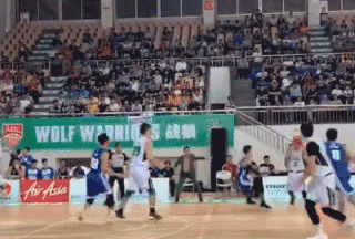 吳悠說哪個cba新秀厲害（33歲吳悠職業聯賽首秀3+0+0！剛上場就摔跤，但沒人敢嘲笑他）