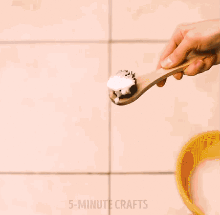 99%的女孩都不知道，过期了的化妆品到底该怎么用？