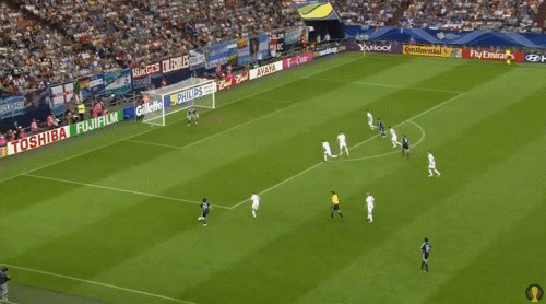 梅西第一次参加世界杯球迷海报（梅西的世界杯首秀，他用15分钟征服球迷，马拉多纳振臂欢呼）