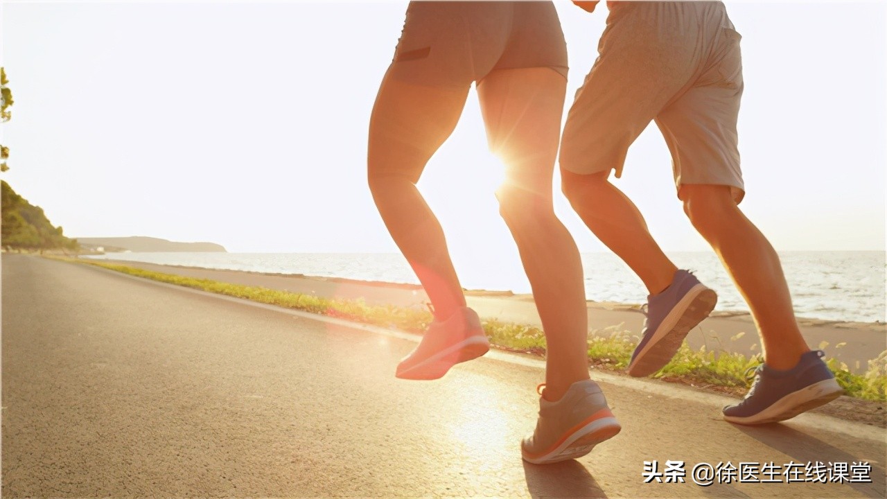 得了灰指甲该怎么治？医生教你三个绝招，帮你治好灰指甲不复发