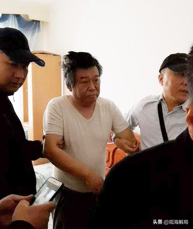 老领导为涉黑恶势力充当保护伞(退休厅官大搞钱权、钱色交易被开除党籍，老领导闪退二线后落马)