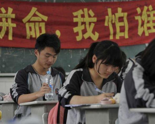 84岁大爷自学参加高考，估分630四处分享，网友：喝啥酒估出来的