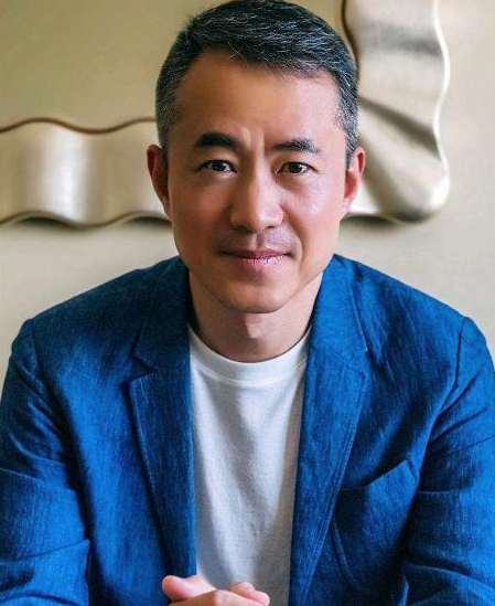 曾是央视主持人，打出租车司机被判八个月，出狱后的他现在怎样了