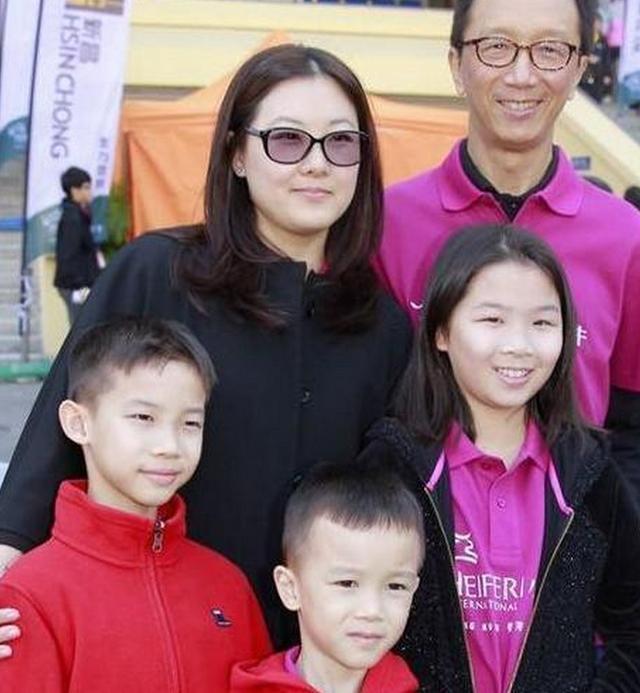 跳水冠军最大的几岁(跳水女皇伏明霞:13岁出战奥运一战成名,成奥运