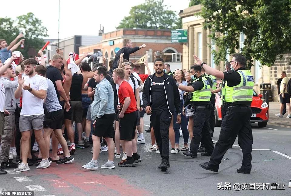 英格兰球迷泼啤酒世界杯(英格兰赢球了！来看看英国人那些画风清奇的庆祝方式（图）)