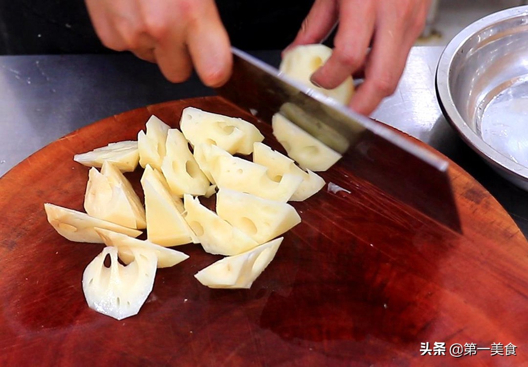 圖片[2]-【蓮藕豬蹄】做法步驟圖 湯汁入味 老少皆宜-起舞食譜網