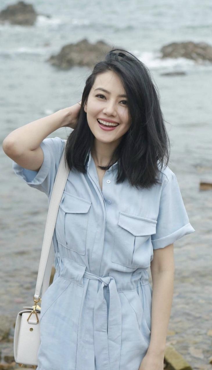 女生若具这三大特征，易被称“大众脸”：五官端正但缺乏辨识度、轮廓柔和无明显记忆点、气质温婉却不够独特。