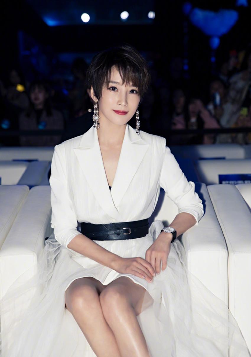谢楠的故事：知名主持人，成就丈夫吴京，甘做丈夫背后的女人