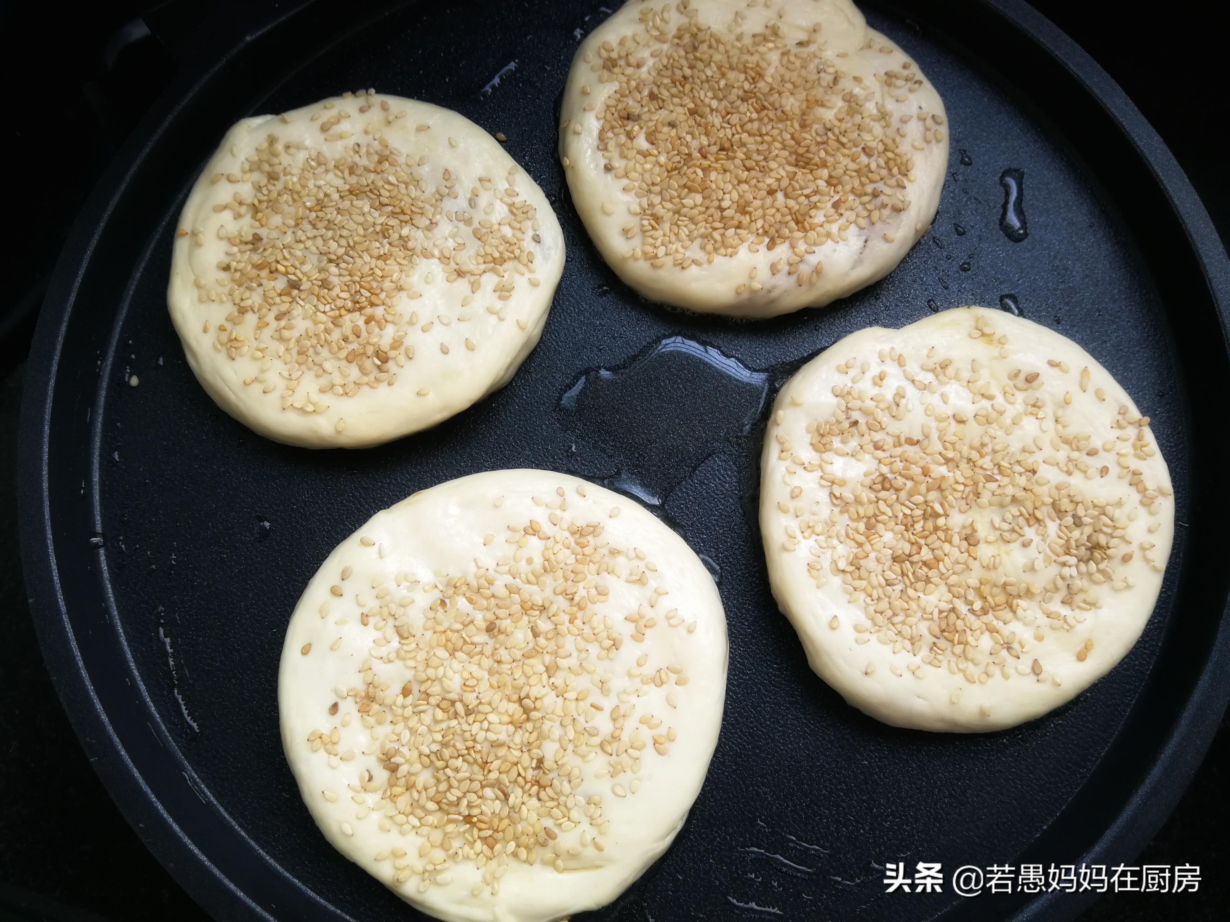 无需烤箱，教你做外酥里软的芝麻烧饼，凉透也不硬，学会可以开店