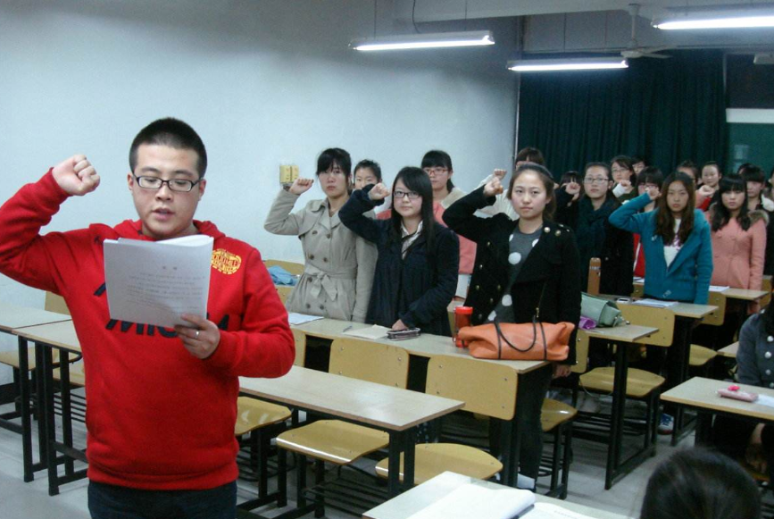 上大学就交“入党申请书”，多久能成为党员，看看辅导员怎么说