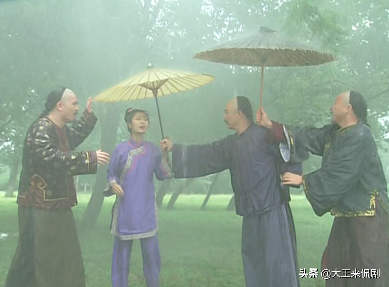 小燕子淋雨一身泥无人管，为何紫薇却“众星捧月”？皇上都去伺候