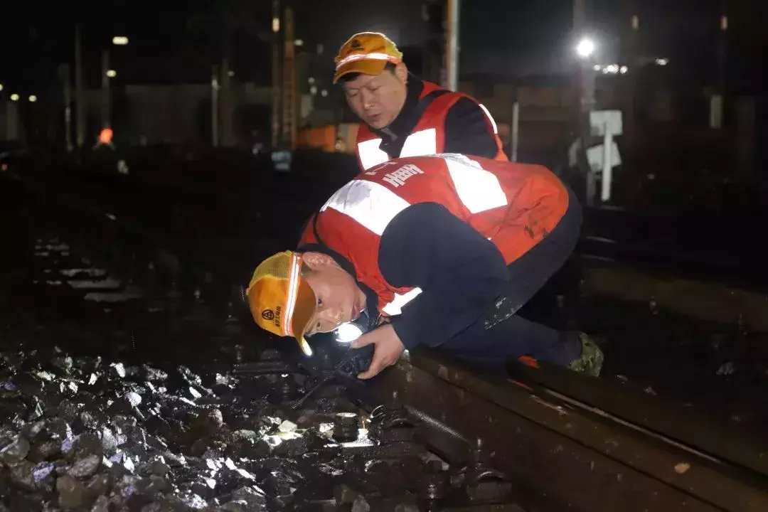 雨夜奋战！渝怀线首场集中修！