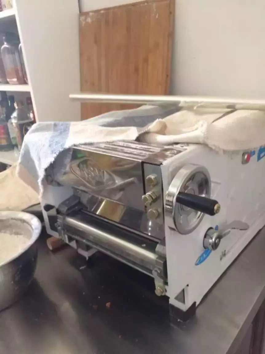 青岛18岁农民韩国打工，靠中国杂酱面让韩流明星疯狂，日售1500碗