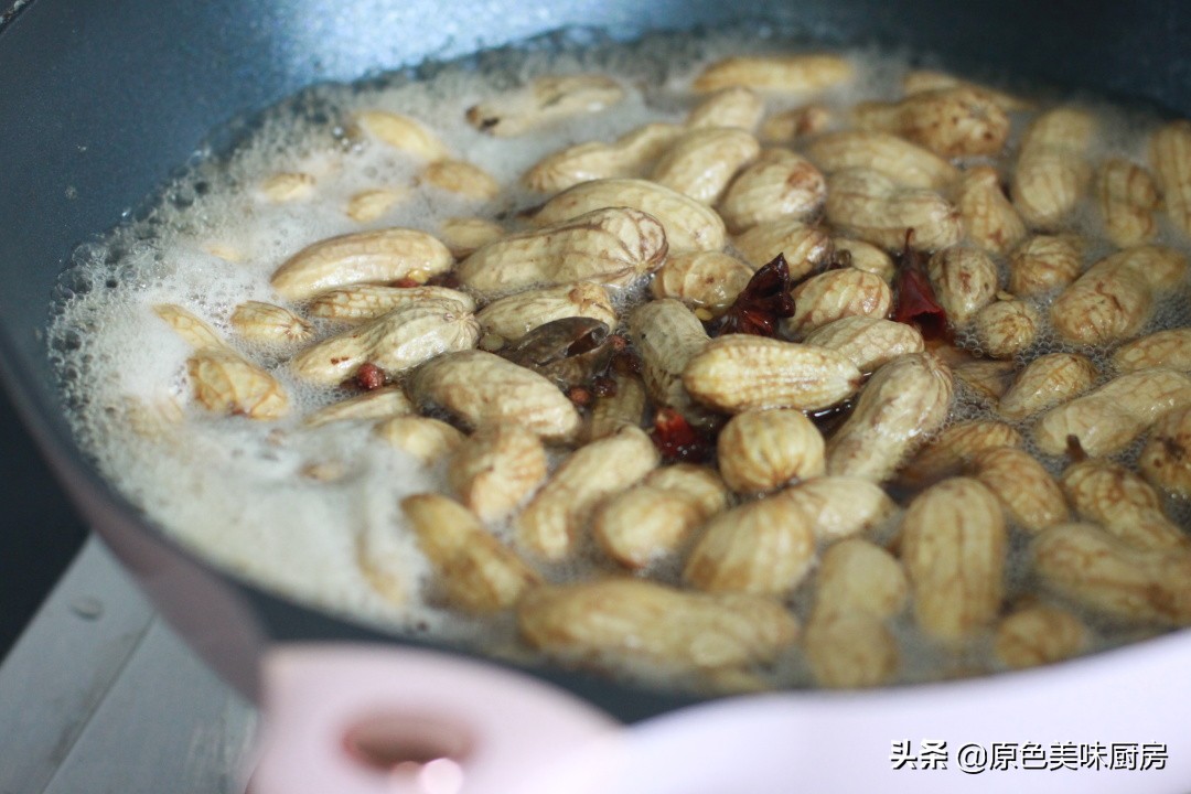 怎么煮带壳的花生(带壳花生怎么吃，加点它煮一煮，简单又美味)