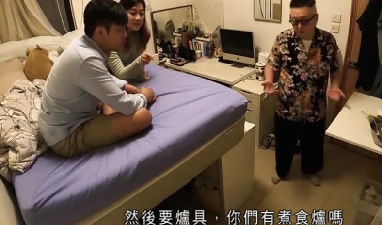 香港年轻人太拼了！蜗居10㎡房，开门上床厕所洗碗，阳台1㎡