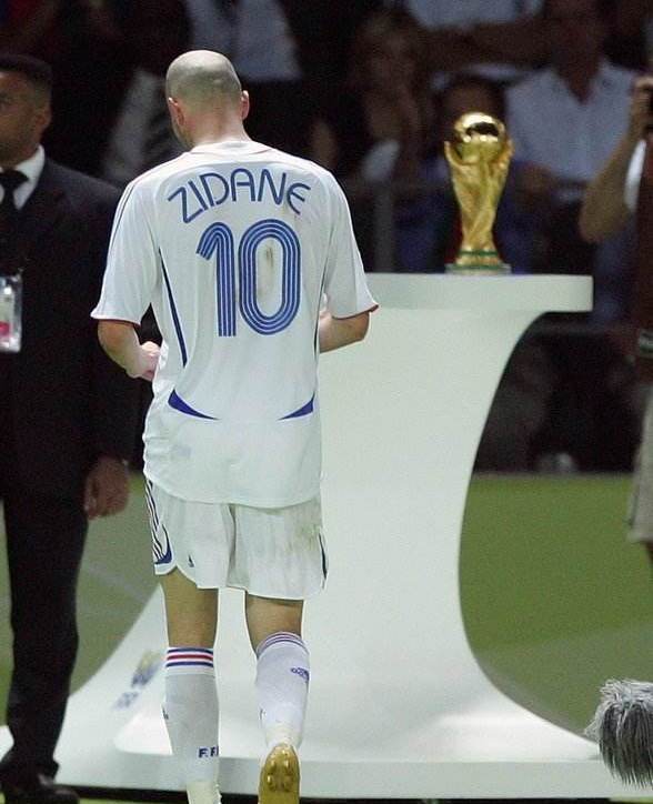 足坛最昂贵的一张红牌!齐达内一头毁了世界杯,无缘第三代球王
