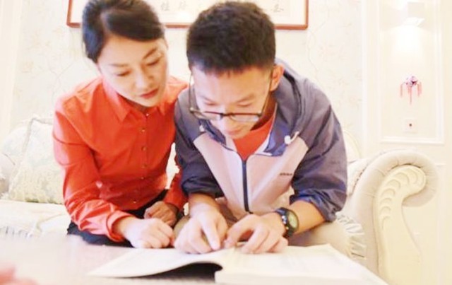 王恒杰：高考后跪地谢母，放弃985名校