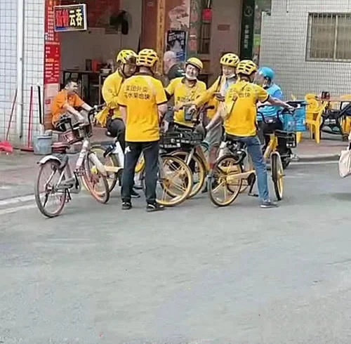 东莞全市开展禁摩限电，大量摩托车被查缴，外卖员骑自行车送餐