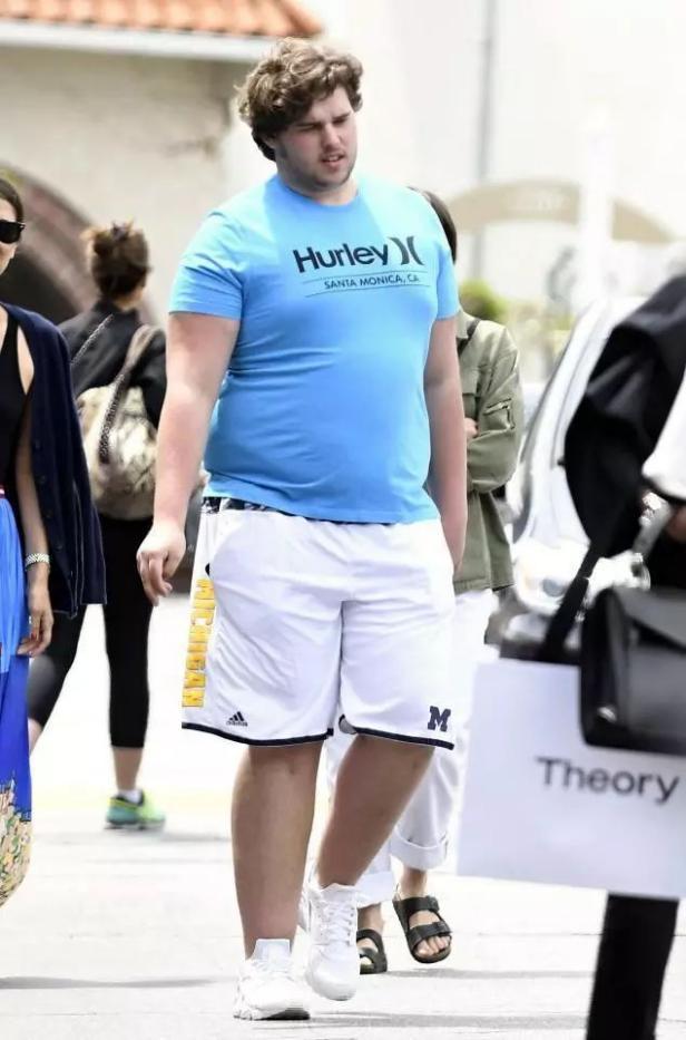 施瓦辛格的胖兒子健身減肥，成功瘦了一大圈，變成型男帥哥