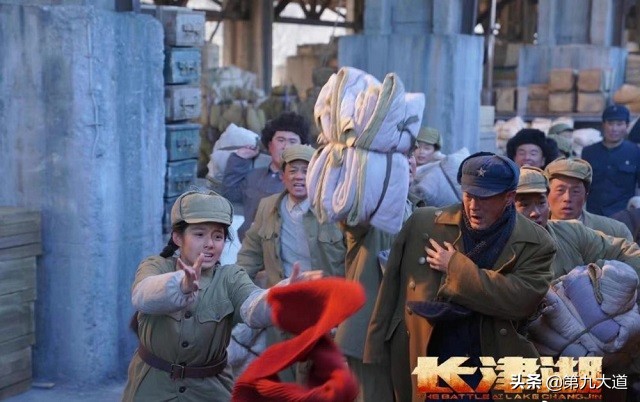 《长津湖》文戏的支撑：女孩送出的红围巾，更是希望与精神支柱