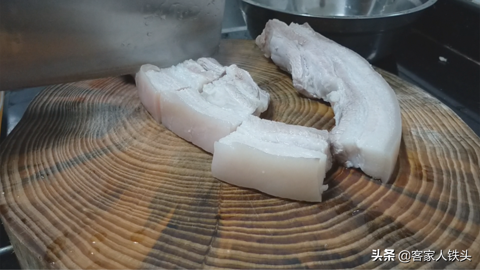 回锅肉，还是最爱妈妈教的这一个做法，简单好吃，比饭店做的还香