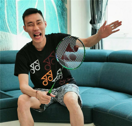 2018羽毛球比賽李宗偉用拍（李宗偉首次在家觀戰！手握球拍努力笑！冠軍很開放林丹&quot;很掙扎&quot;）