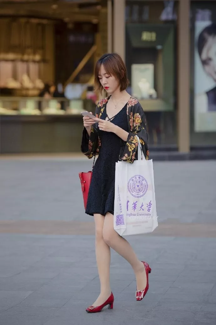丝袜搭配高跟鞋，秀出女性妖娆的风韵