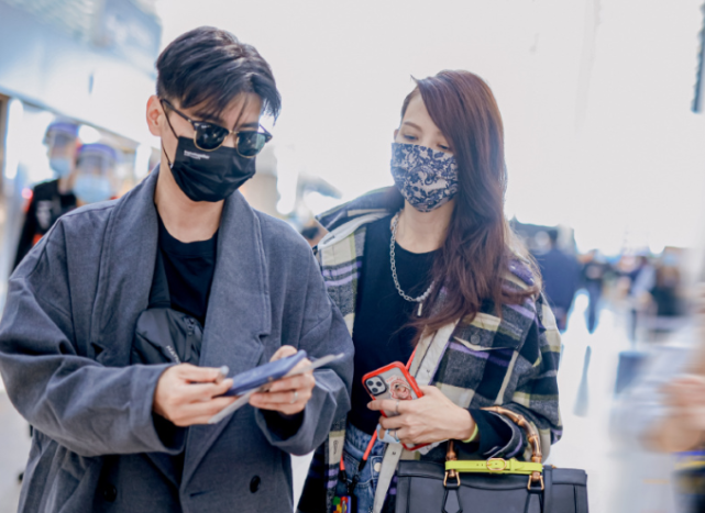 张晋夫妇现身机场，蔡少芬手受伤坚持给粉丝签名，还自侃手丑好逗