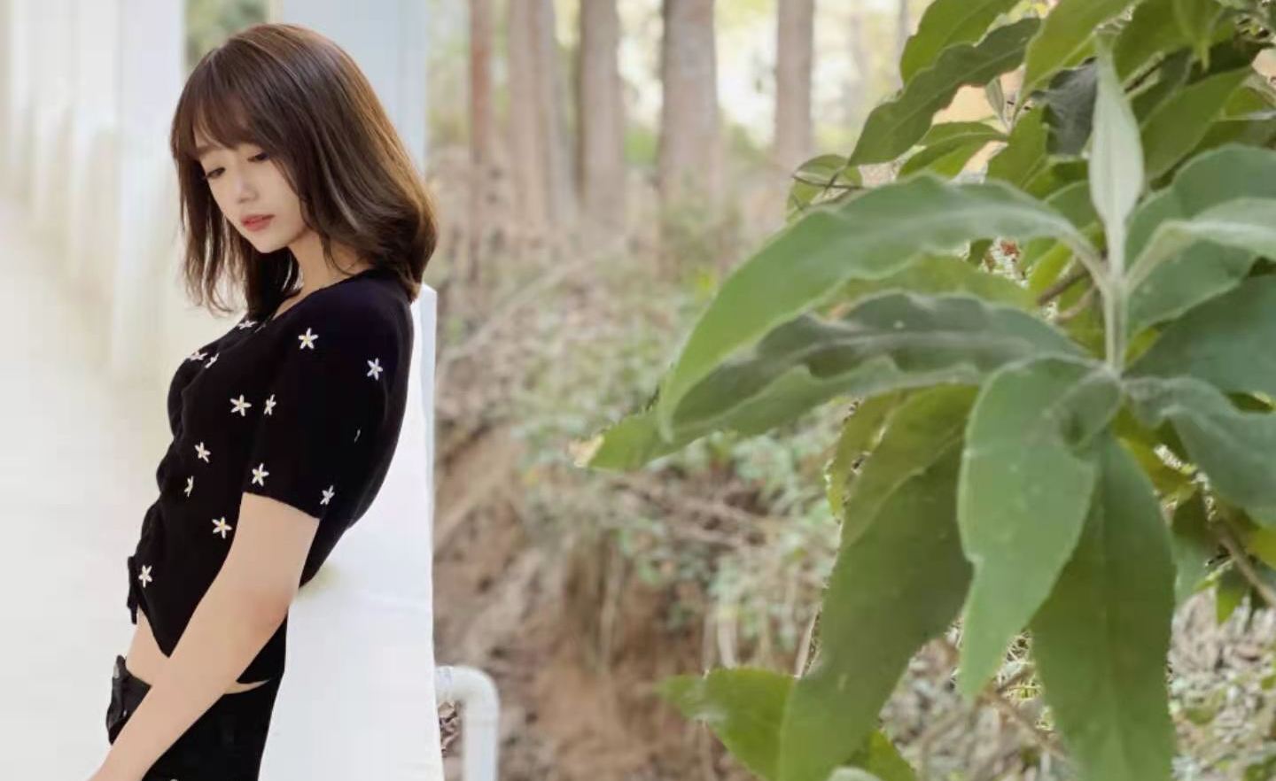 nba主播小七哪一年的(nba主播小七晒生活照,身材纤细苗条,牛仔裤显大