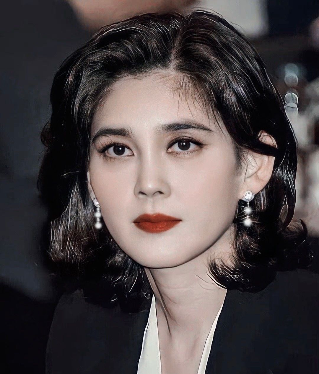 李富真可算想到换发型,烫了个有坠感的长卷发,清甜感扑面而来