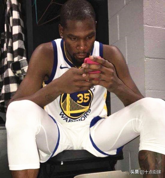 篮球比赛没节多少分钟（NBA中场休息只有15分钟，除了讲解战术，球员还会做什么？）