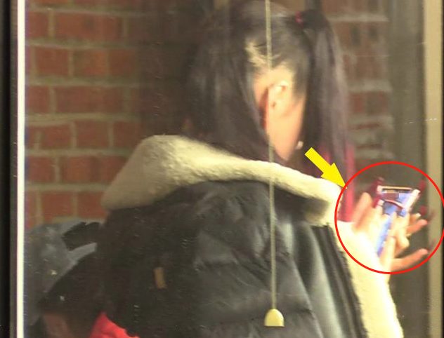 张天爱穿吊带大秀好身材，妆发遭吐槽太雷人，网友评价全靠颜值撑