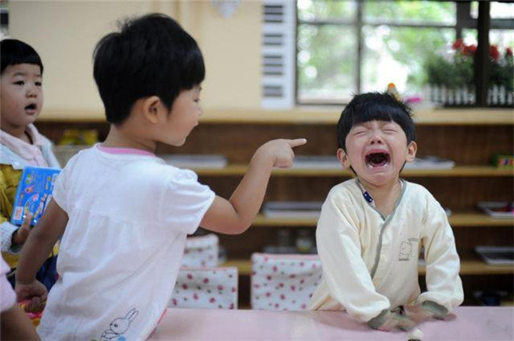 儿子被同学欺负，还手后却被老师罚写检讨书，宝妈气不过掌掴老师