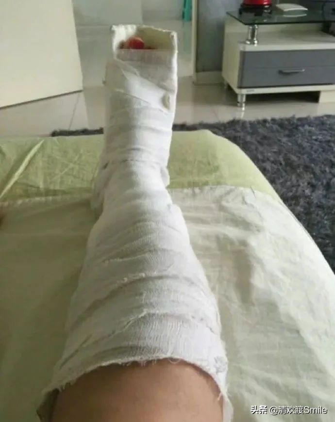 女友买了条性感蛇皮丝袜，结果晚上我没控制住...