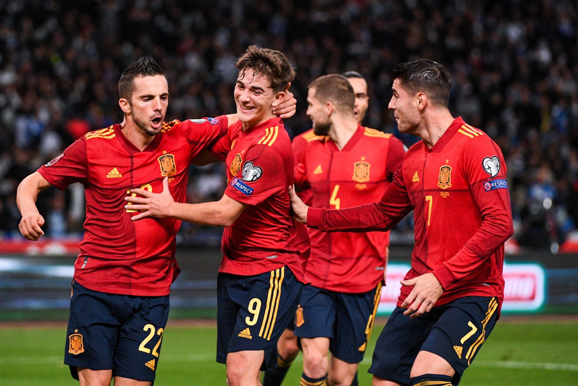 世预赛悲喜之夜:c罗眼含泪光,西班牙晋级)