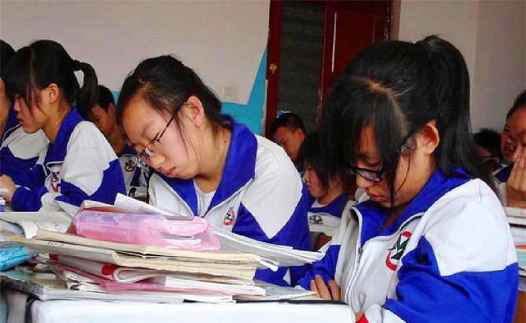 新学期睡倒一大片，学生一上课便犯困，别怪老师有“催眠功能”