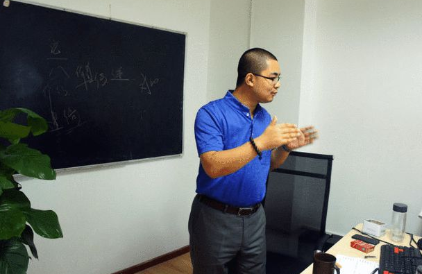 重庆云阳初中男老师走红，长相阳光帅气，网友：我想回去读书