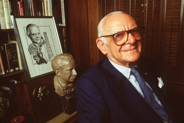 急求石油大王哈默的资料(哈默的发家史:从调皮小伙到石油大王,他靠的