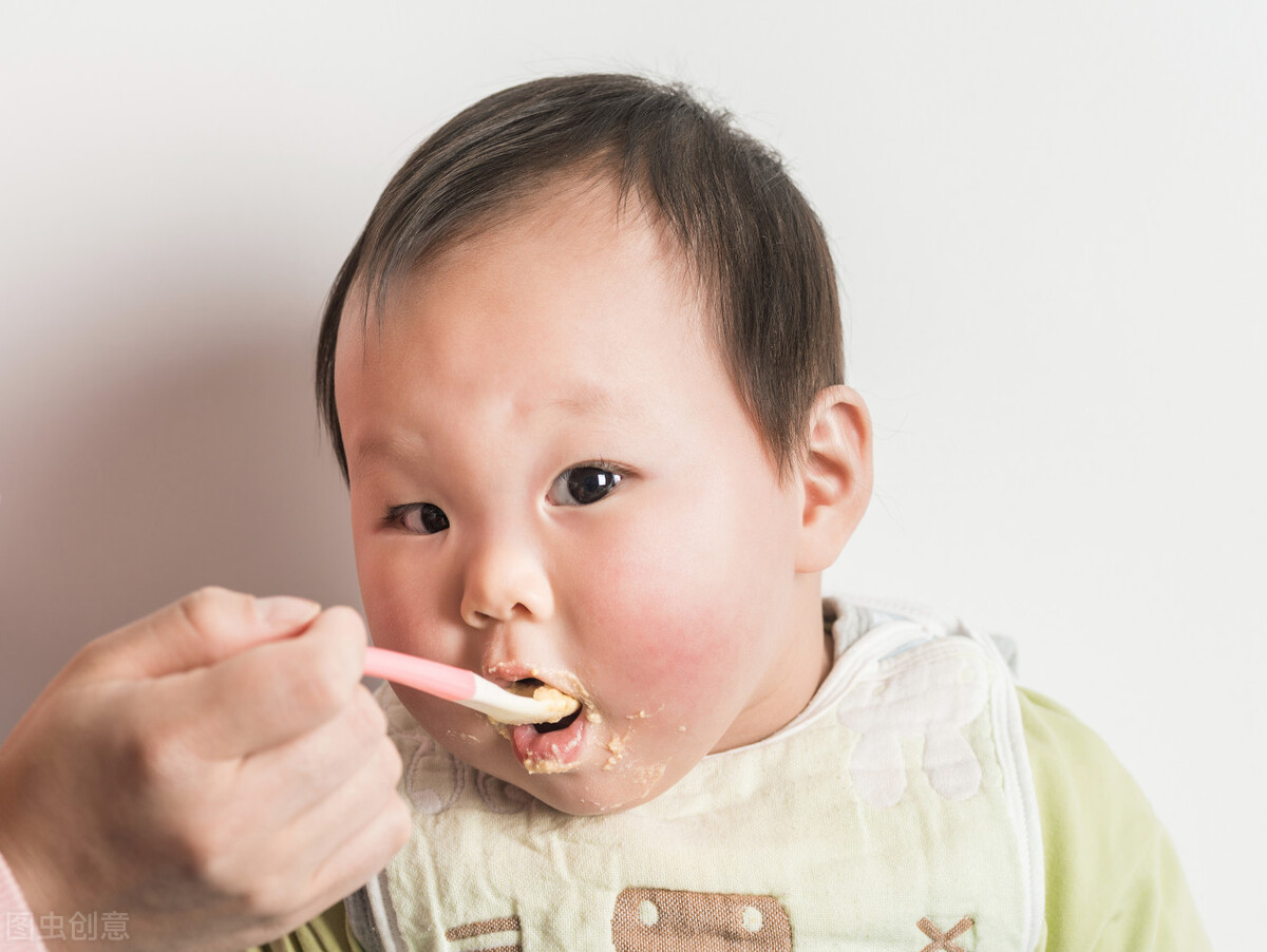 宝宝的“第一口辅食”讲究多，看似简单的吃米粉，很多妈妈却做错