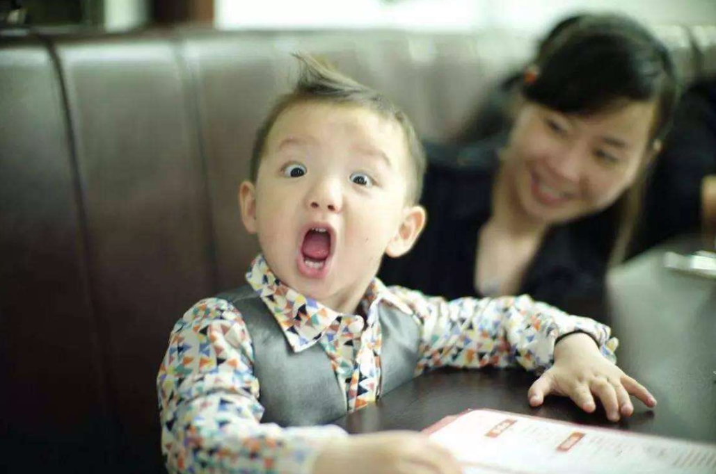 地铁上，男童躺地上一动不动，看到孩子的手，乘客立刻报了警