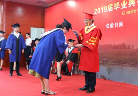 高校毕业典礼出现辣眼一幕，男生趁老师“拨穗”时，直接亲了上去