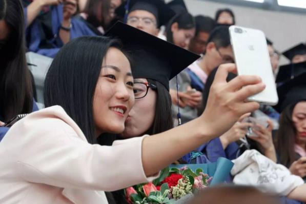 高校男生参与乃万事件，却因发表不当言论遭开除，网友：干得漂亮