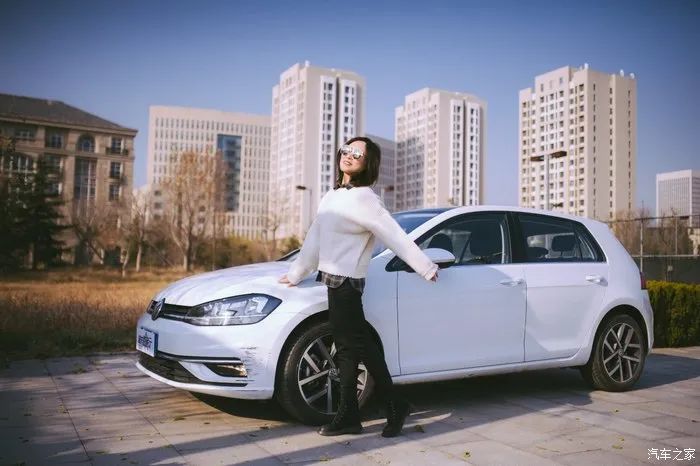 萌化少女心！驾高尔夫享受冬日暖阳