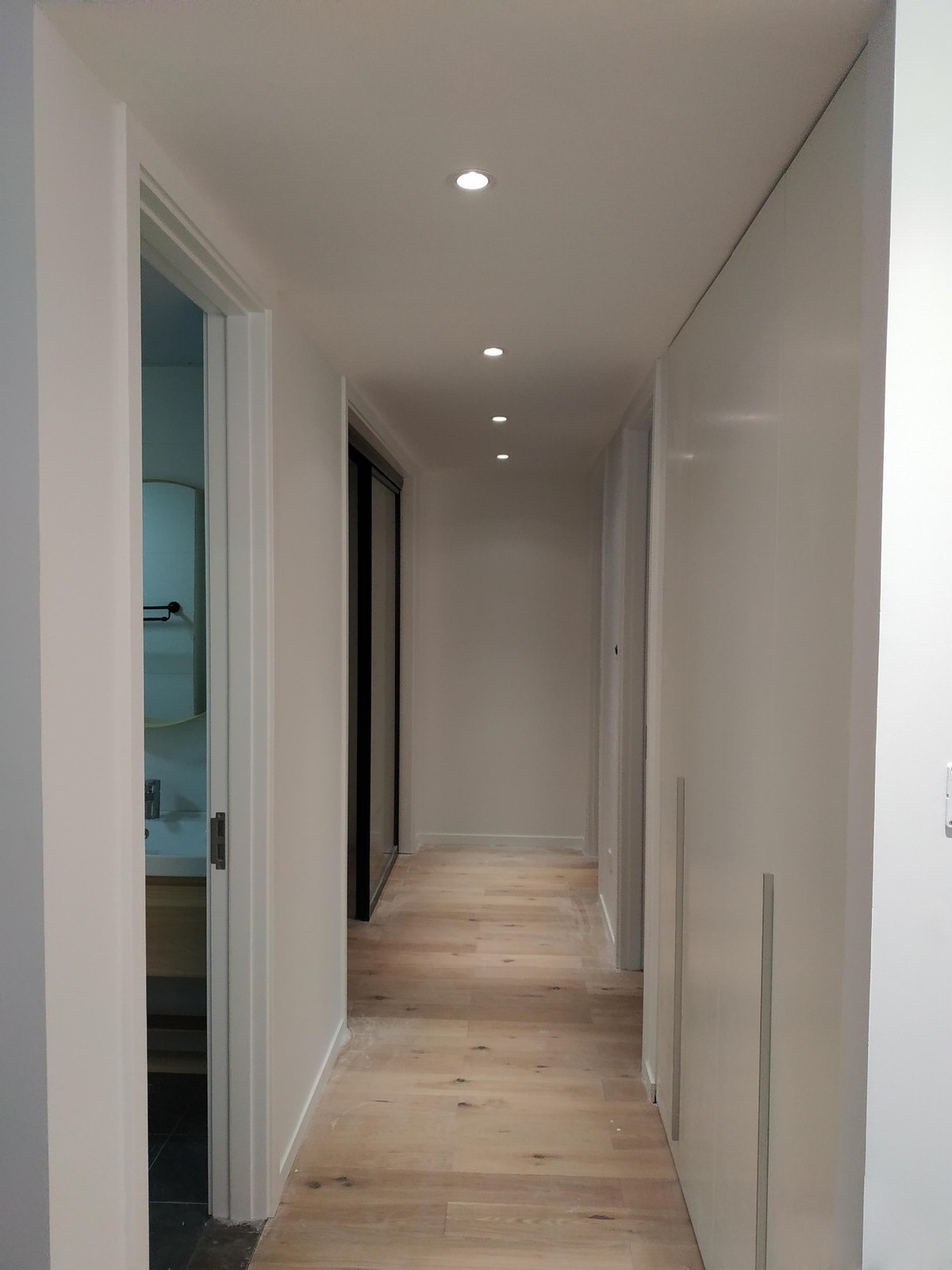 灯下太刺眼，角落有阴影，你真正需要的，是无主灯的装修