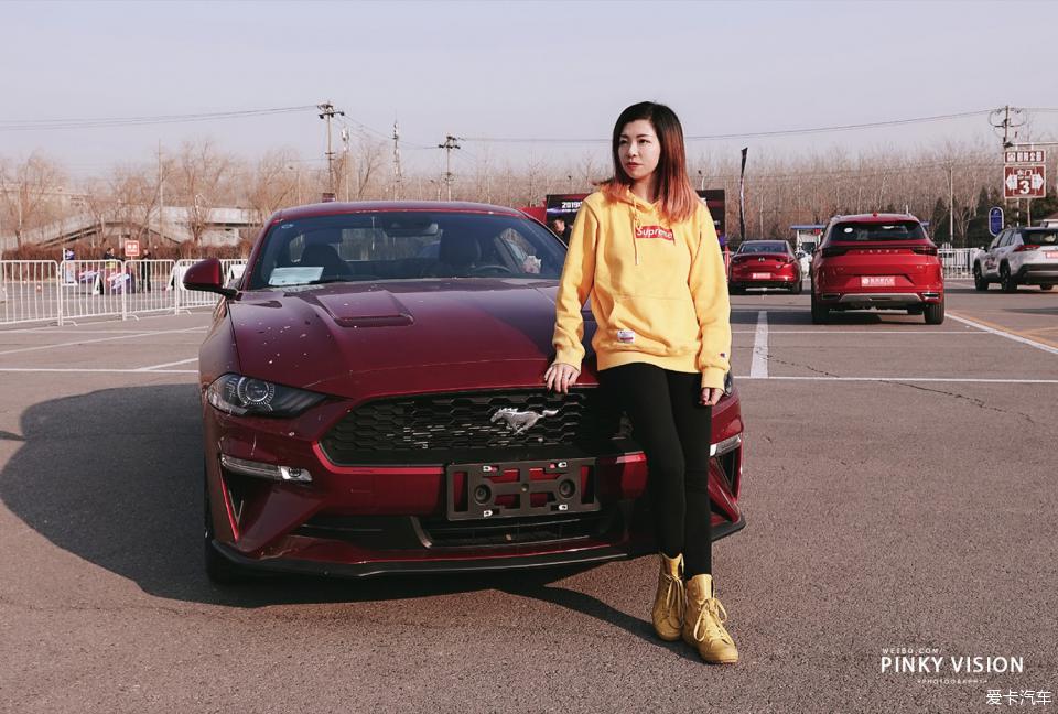 圆了跑车梦，女司机宝石红mustang提车+用车分享，优缺点都有