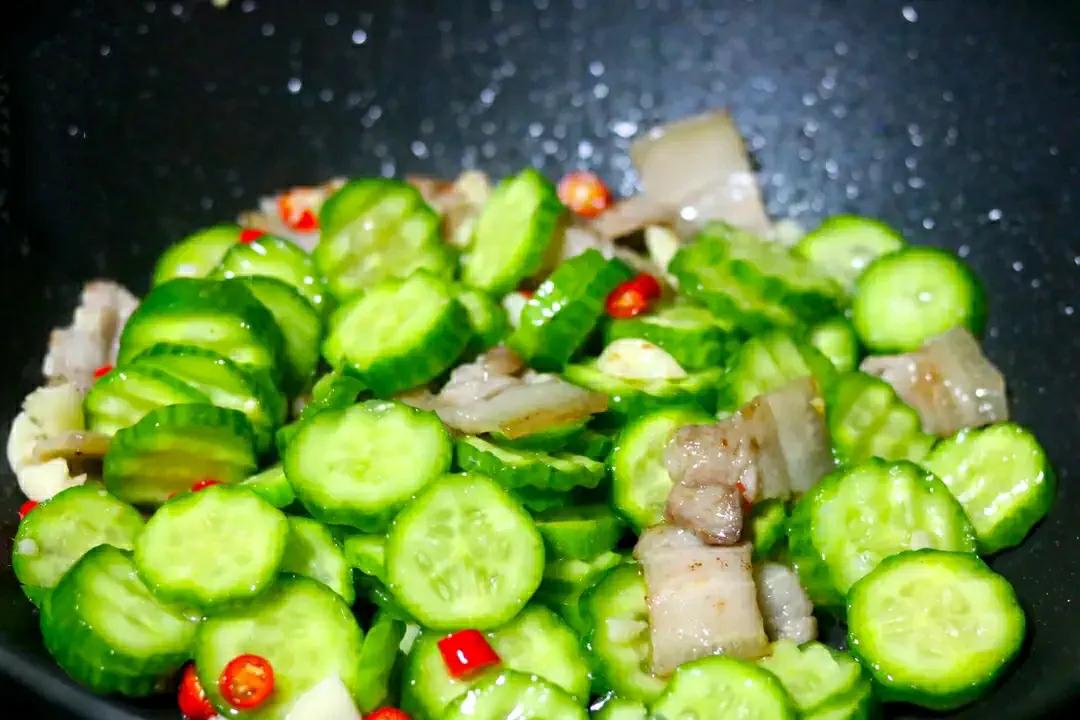 黄瓜和它在一起炒简直是绝配，做法超简单，营养爽脆又解馋