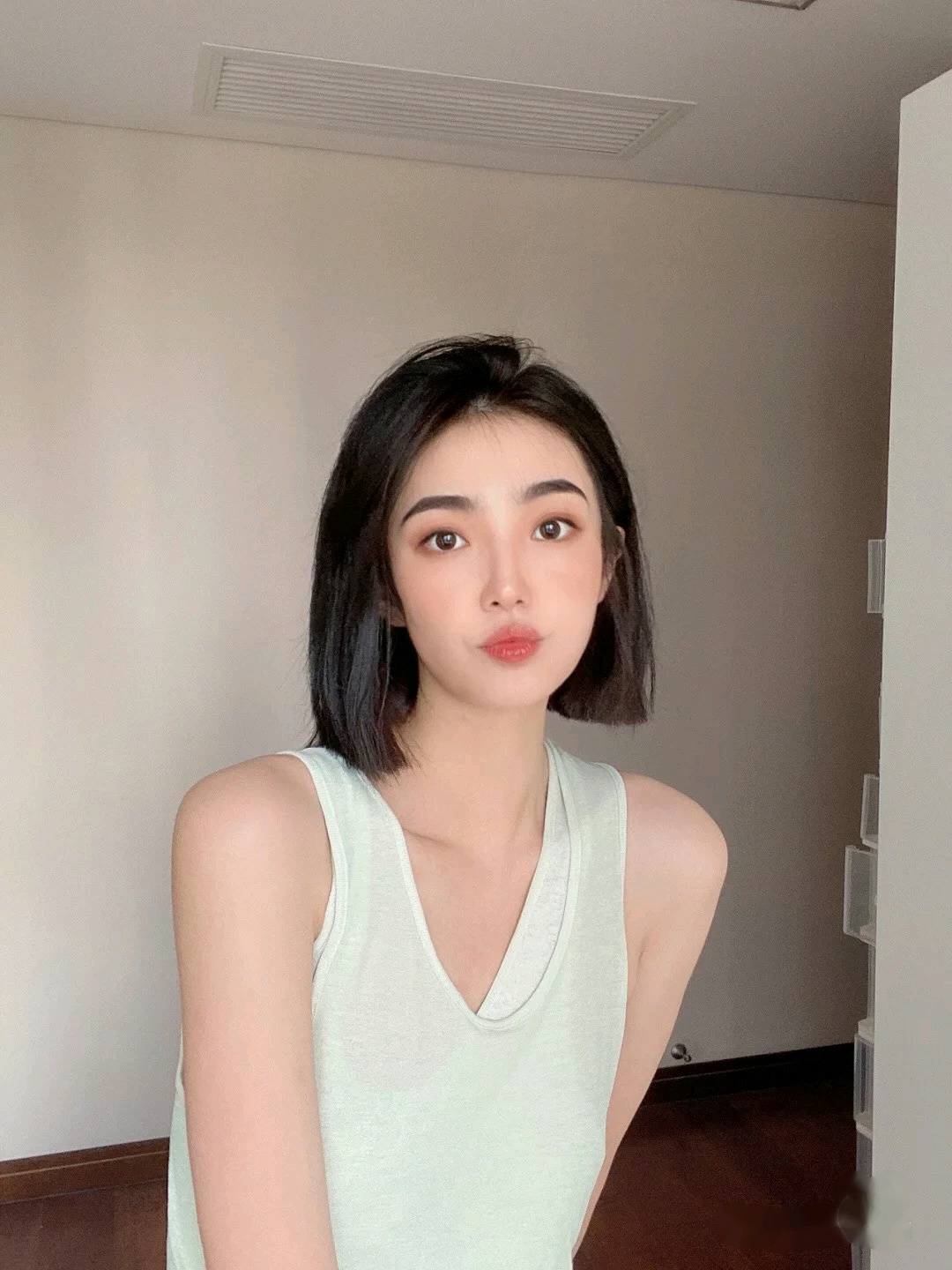 太短的短发是不太适合的,而像这种比较中规中矩的齐肩短发,则是方脸和