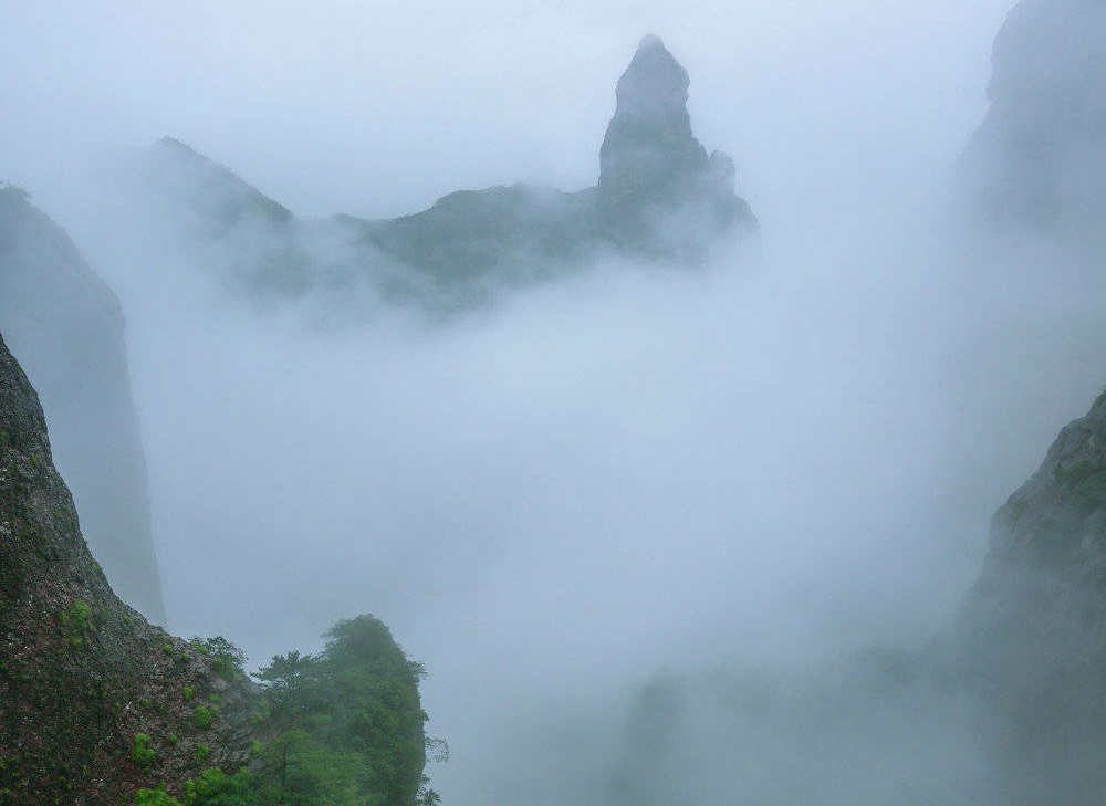 打油诗／云雾绕山巅，仙居世外天